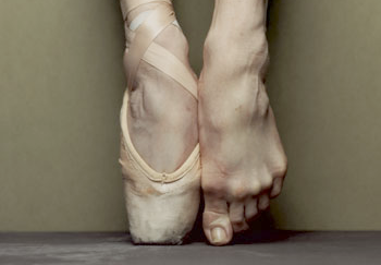 Feet in pointe one in shoe and one bare